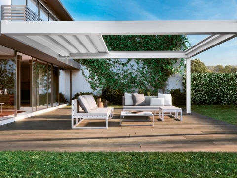 Nomo 01 a | moderne Sonnenschutzpergola, weiße Alu-Schiebemarkise halb offen bei Terrasse | Svoboda