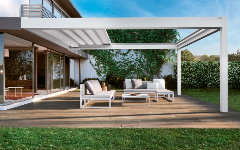 Nomo 01 a | moderne Sonnenschutzpergola, weiße Alu-Schiebemarkise halb offen bei Terrasse | Svoboda
