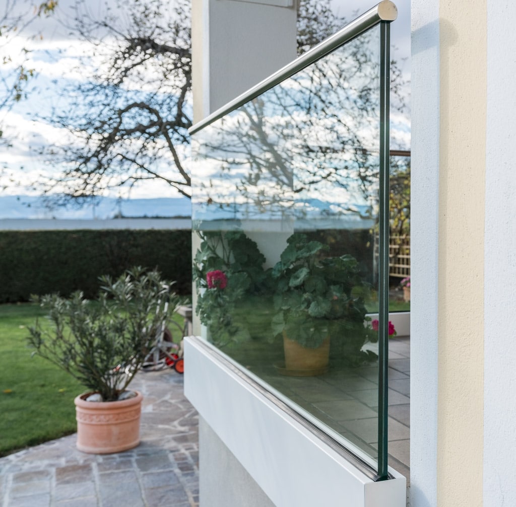 Augsburg 10 f | Klarglas Glasgeländer in weißem Aluminium-Bodenprofil | Svoboda Metalltechnik