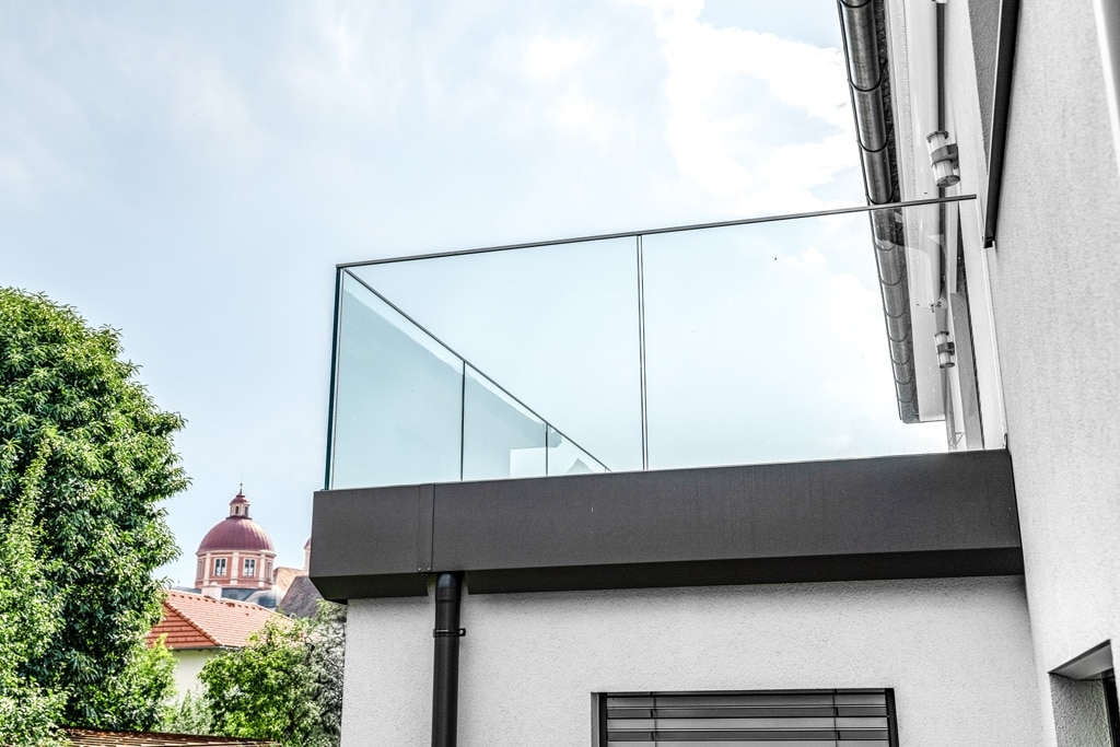 Augsburg 13 e | Nurglasgeländer Klarglas in grauer Aluschiene | Svoboda Metalltechnik