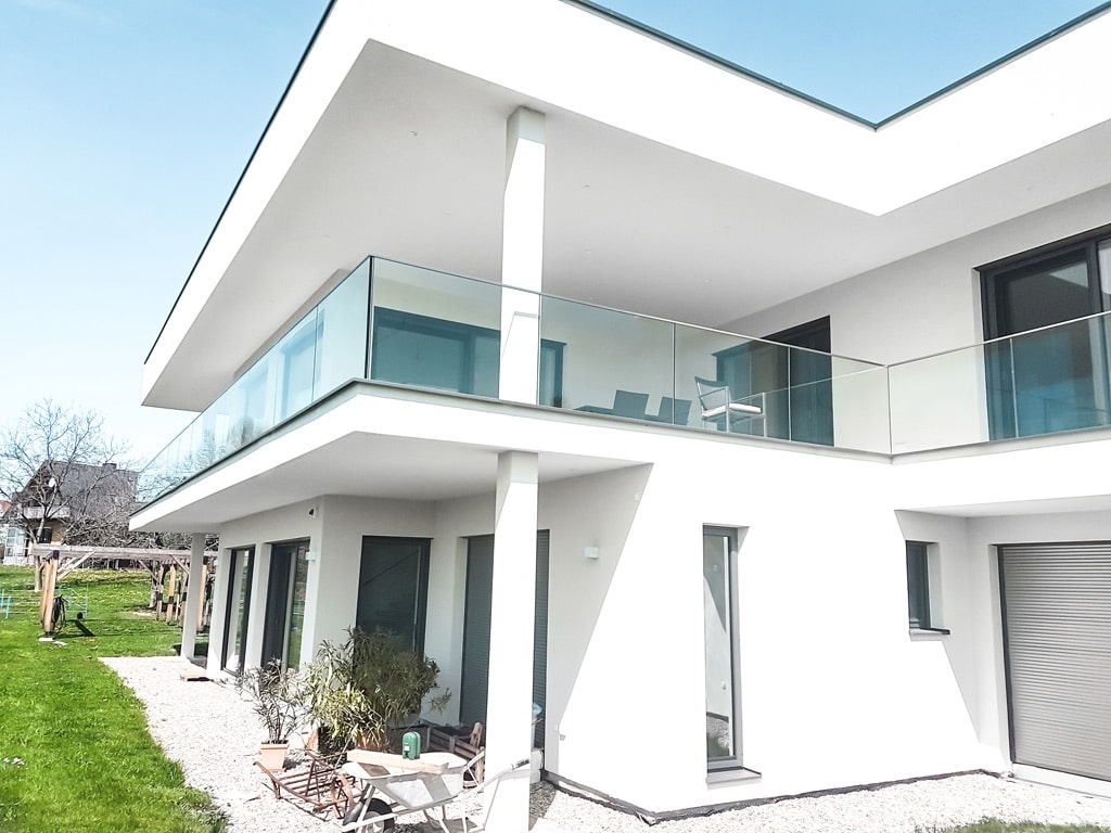 Augsburg 14 c | modernes Haus mit Glasgeländer aus Klarglas | Svoboda Metalltechnik