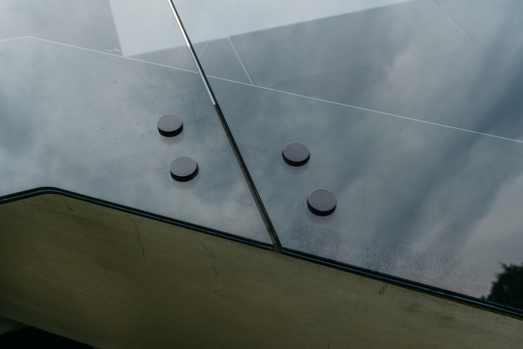 Augsburg 15 b | Nurglasstiegengeländer mit schwarzen Punkthaltern stirnseitig montiert | Svoboda Metalltechnik