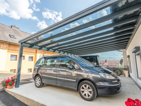 Carport 20 c | seitenansicht Doppelcarport anthrazit mit Klarglas, geparkte Autos | Svoboda Metalltechnik