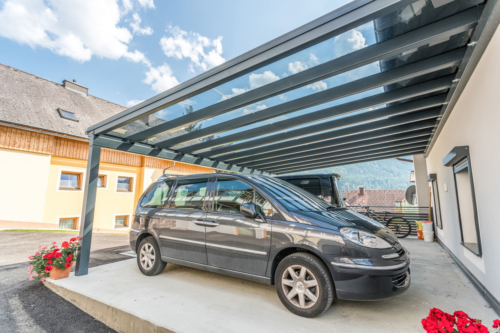 Carport 20 c | seitenansicht Doppelcarport anthrazit mit Klarglas, geparkte Autos | Svoboda Metalltechnik