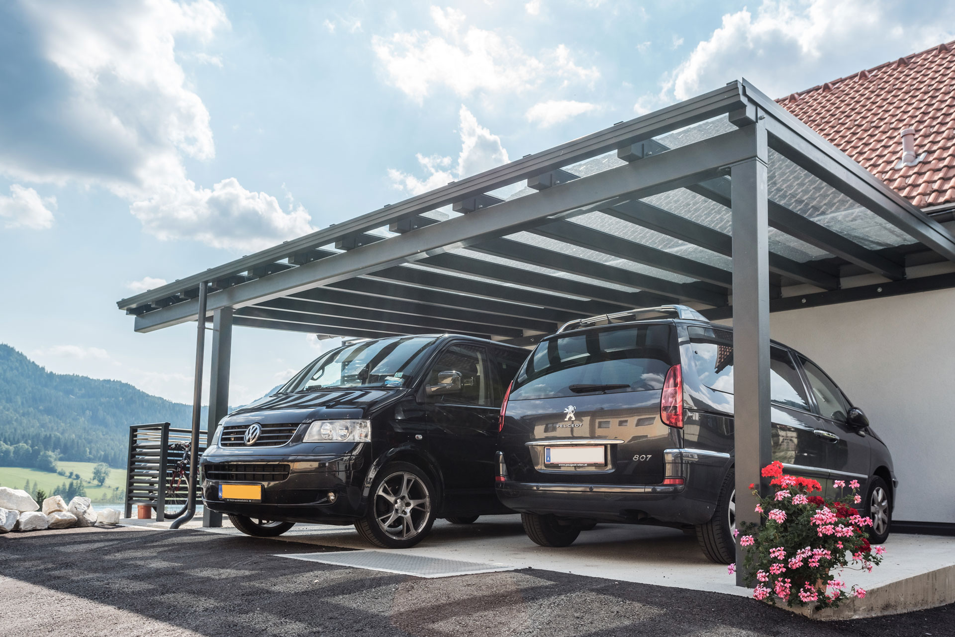 Carport 20 g | Doppelcarport Alu grau mit Klarglas, zwei parkende Autos | Svoboda Metalltechnik