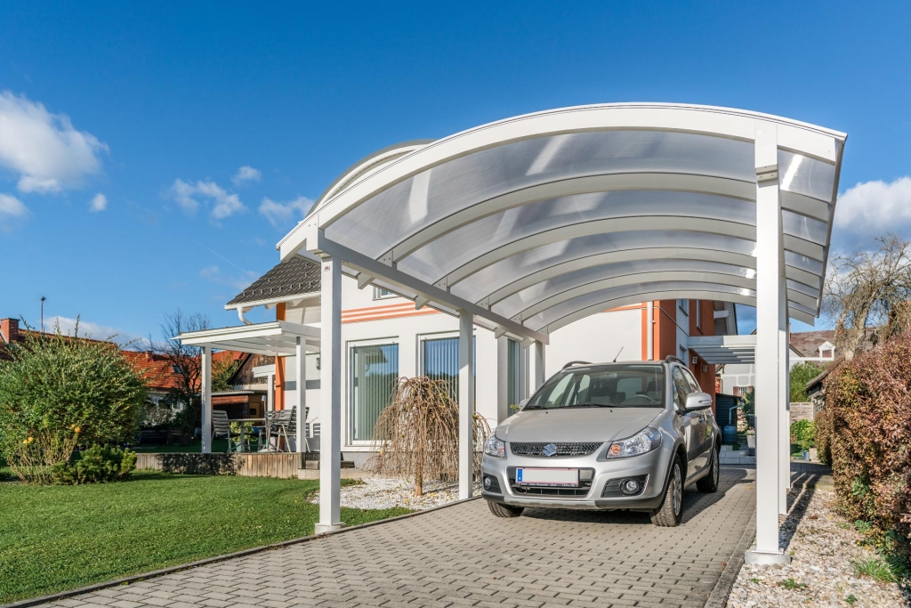 Carport 23 b | aus weißem Alu mit runder Dachform und Doppelstegplatten mit Auto | Svoboda Metalltechnik