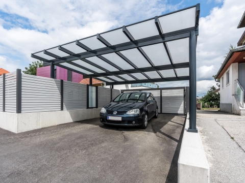 Carport 27 a | Aluminium anthrazit mit Doppelstegplatten und schwarzem, parkenden Auto | Svoboda Metalltechnik