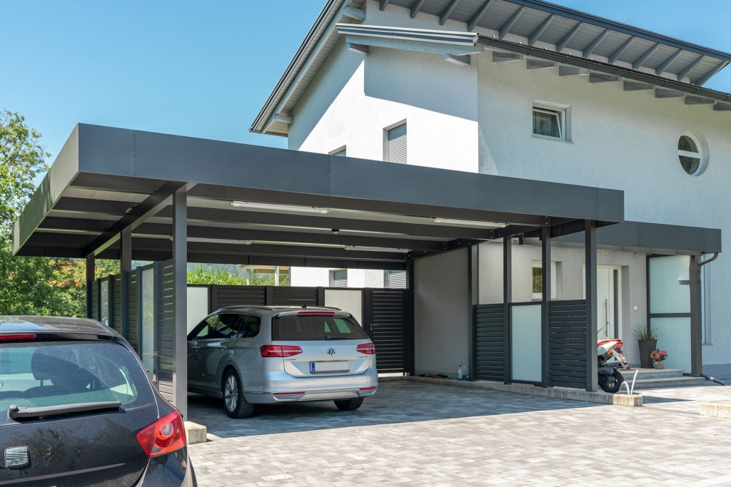 Carport 29 a | modernes Carport grau-weiß mit seitlichem Sichtschutz aus Alu und Mattglas | Svoboda Metalltechnik