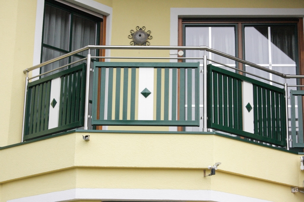 EA Lustenau 01 b | Edelstahl-Aluminium-Balkon-Geländer in grün-weiss mit vertikalen Latten und Knopfdekor | Svoboda Metalltechnik