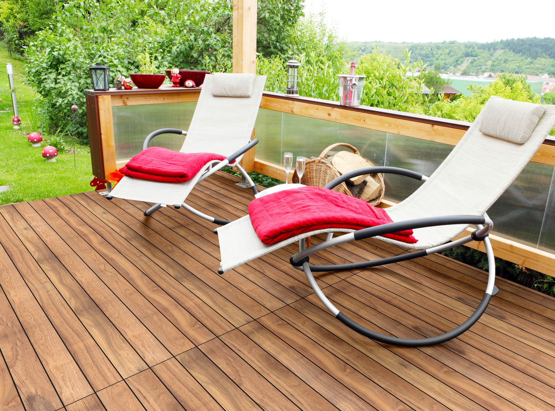 Fano Thermo IPE 95 mm glatt natur | Echtholz Bodenbelag bei Terrasse unter Schaukelstühlen | Svoboda