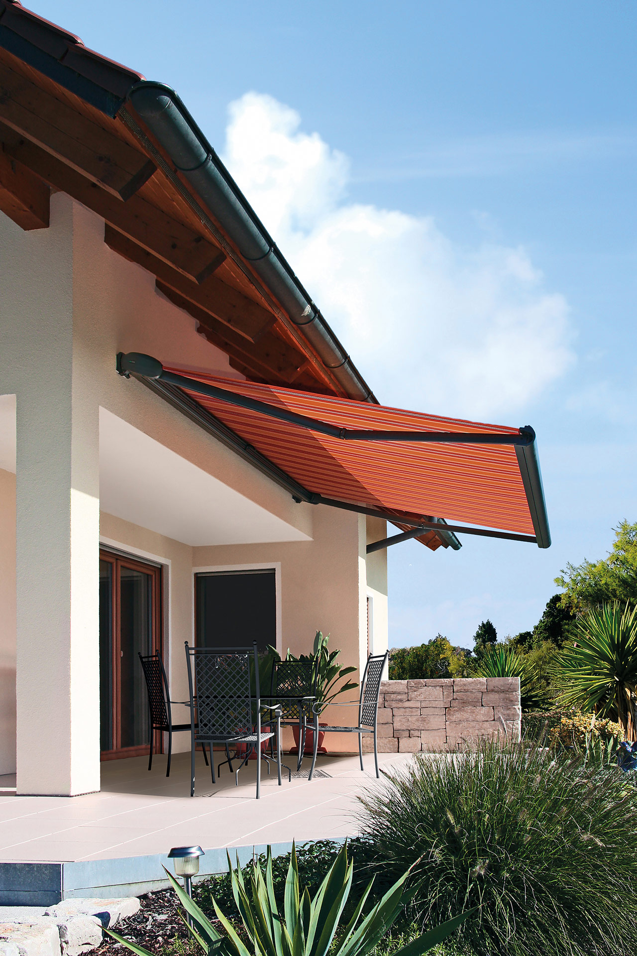 J 03 | Terrassenbeschattung mit Sonnenschutz Markise, Kassette grau, Stoff rot-orange | Svoboda