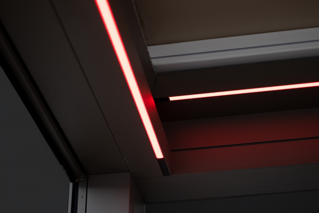 Nomo LED 02 b | Aluminium-Pergola mit umlaufend integrierte LED-Beleuchtungs-Stripes, rot | Svoboda