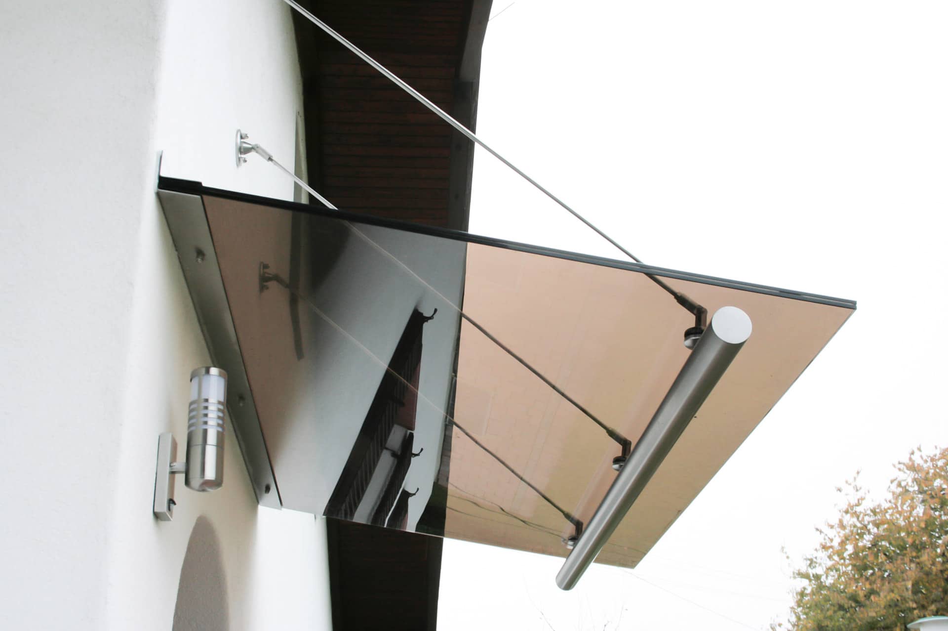 Nurglasvordach 12 | aus braunem Klarglas mit Edelstahlhalterung aus Winkel und Seilen | Svoboda