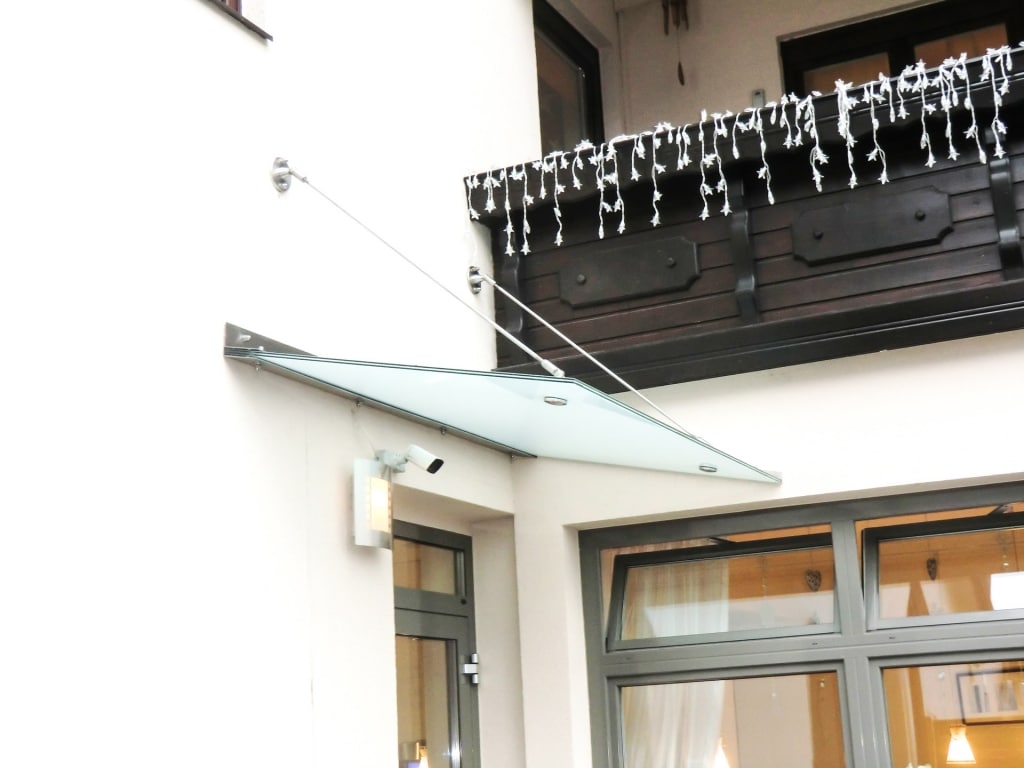 Nurglasvordach 14 | Glasdach bei Haustür aus mattem Glas, Metallwinkel & Wand-Aufhängung | Svoboda