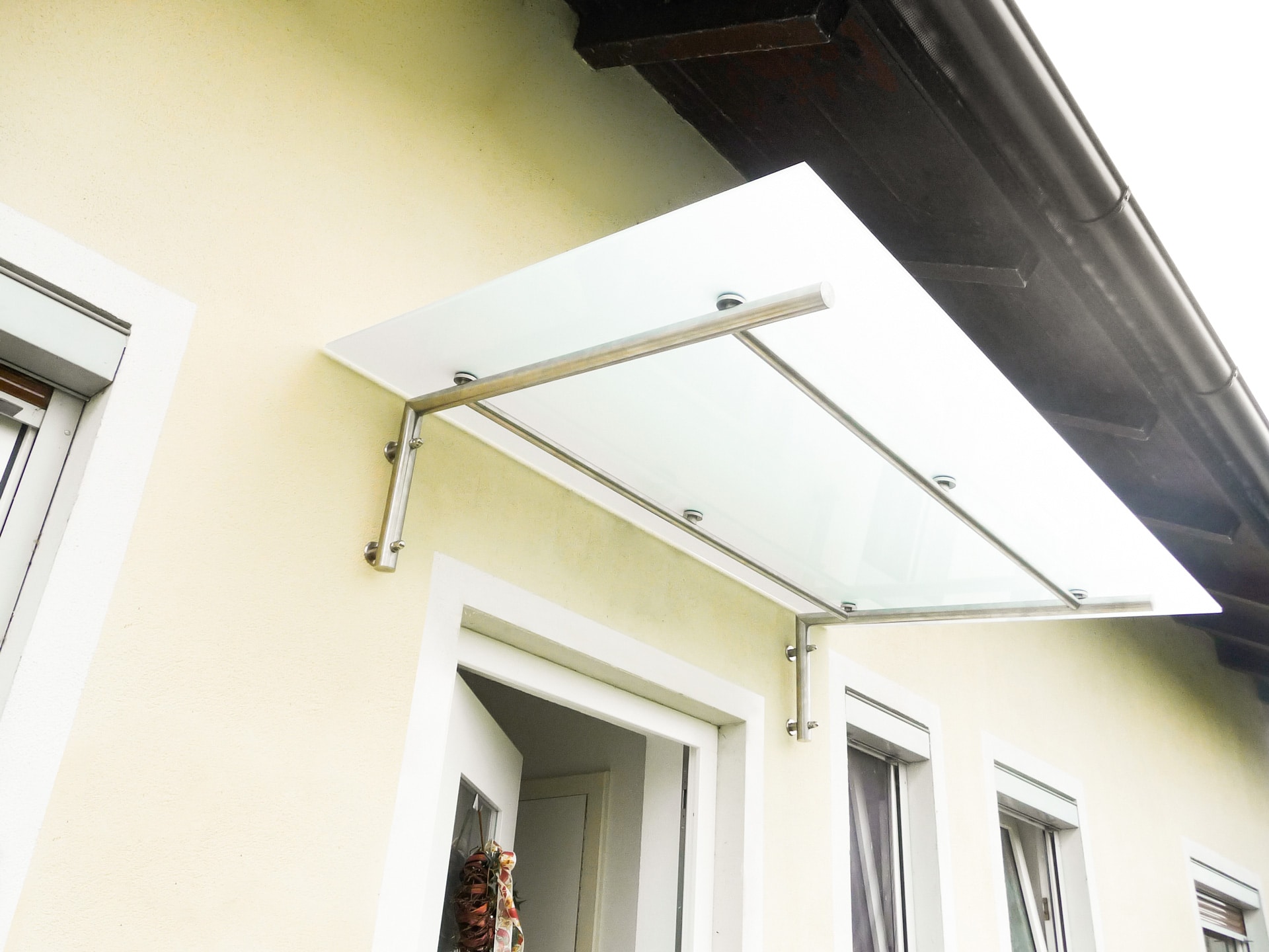 Nurglasvordach 18 | Mattglaseingangsdach mit Metallhalterung aus Niro ohne Steher | Svoboda