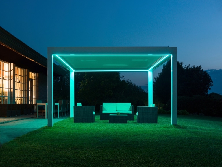 Opera LED 01 c | Terrassenüberdachung mit Lamellen, LED-Beleuchtung bei Nacht blau | Svoboda