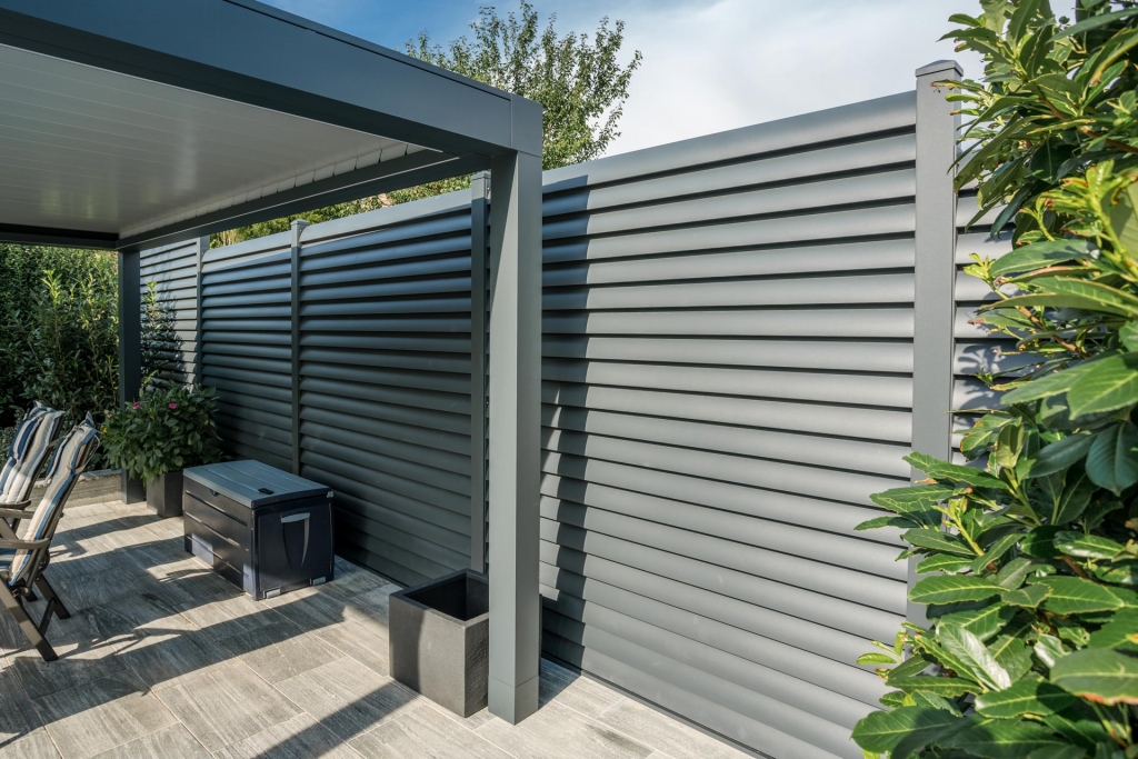 Sichtschutz 23 | Blickdichter Zaun aus Aluminium Lamellen anthrazit auf Terrasse | Svoboda