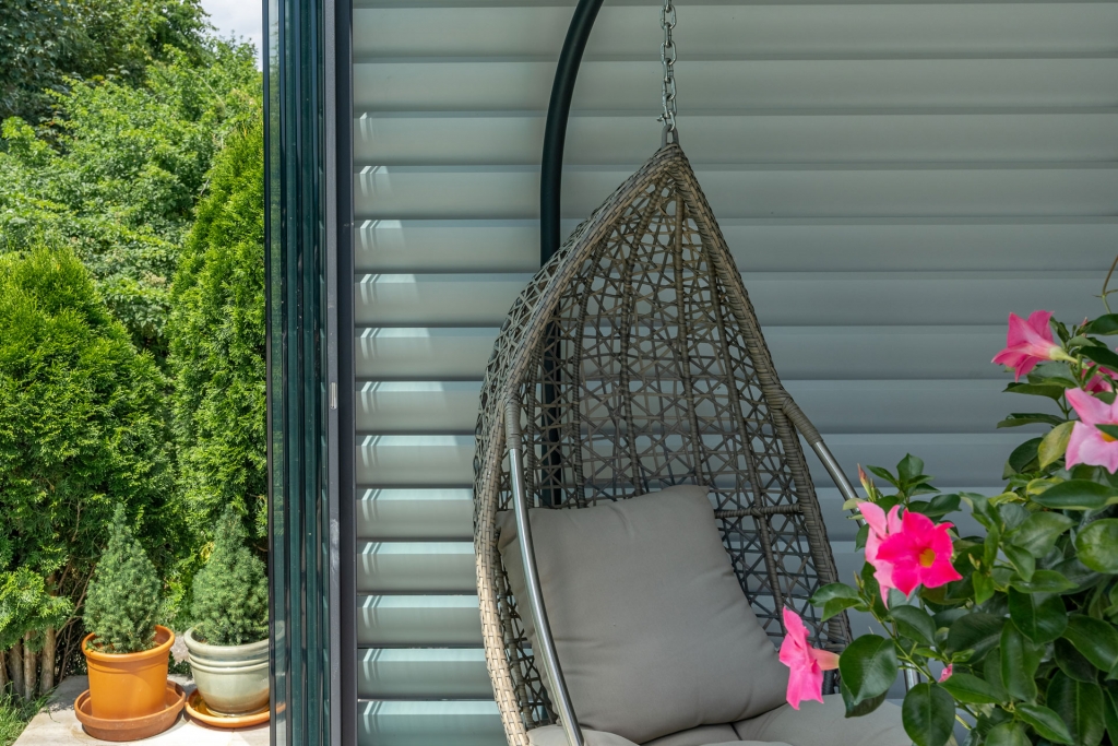 Sichtschutz 27 b | Blickdichte Wand und Windschutz aus Lamellen bei Terrasse | Svoboda Metalltechnik