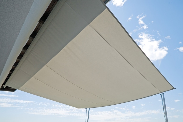 Sonnensegel CS 03 | weißer, geöffneter Sonnenschutz auf Terrasse aus Tuch | Svoboda Metalltechnik