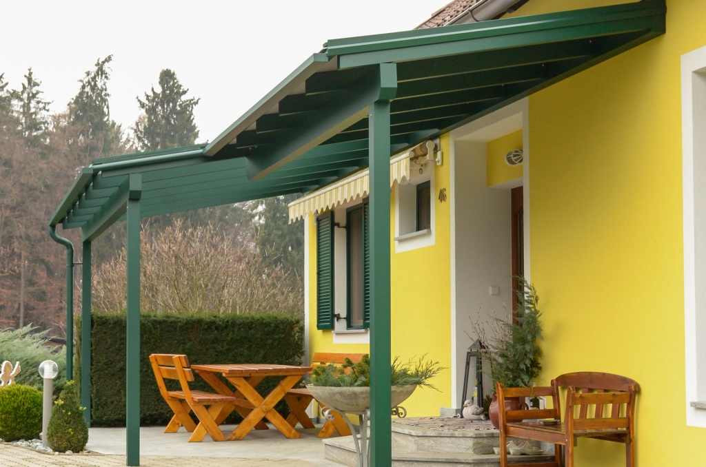 Terrassendach Alu 51 b | mit integrierter Eingangsüberdachung Moosgrün beschichtet | Svoboda