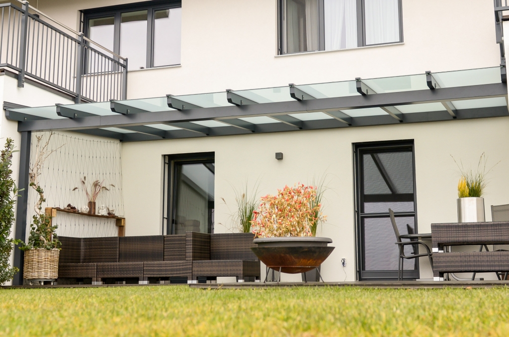 Terrassendach Alu 63 | moderne graue Alu-Glas-Überdachung, dreiseitig bei Mauer befestigt | Svoboda