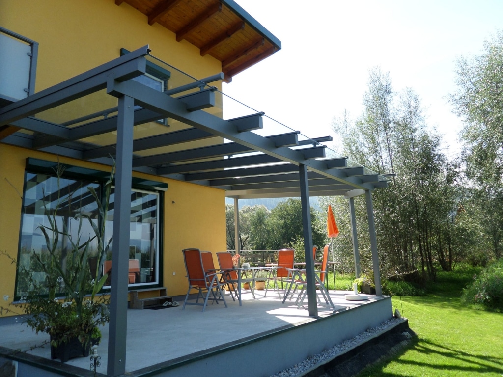 Terrassendach Alu 66 | Überdachung bei Terrasse aus Metall grau beschichtet mit Klarglas | Svoboda