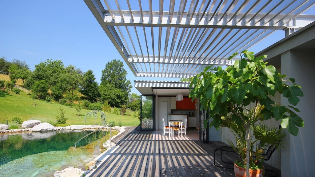 Terrassendach Alu 74 b | moderne Sonderanfertigung mit fixen Aluminium-Lamellen, weiß | Svoboda