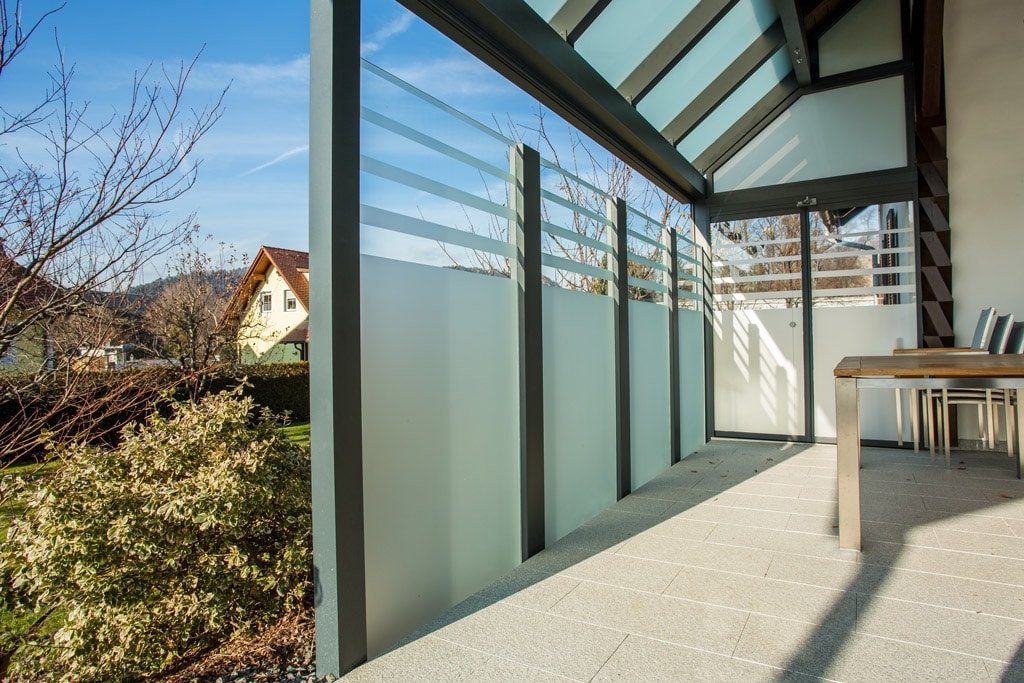 Terrassendach Alu 76 b | seitliche fixe Windschutz-Verglasung bei Terrassenüberdachung | Svoboda