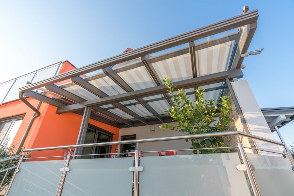 Terrassendach Alu 81 b | Terrassensitzplatz-Dach grau an Hausmauer montiert, Markise | Svoboda