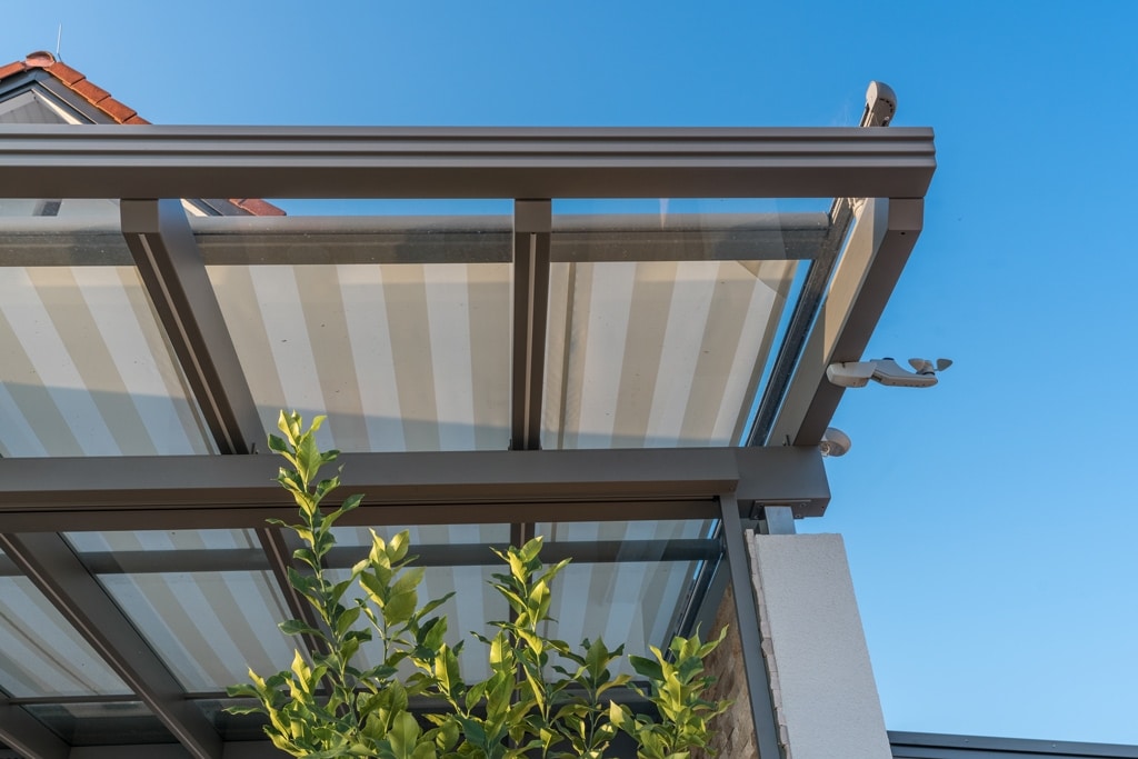 Terrassendach Alu 81 g | Unteransicht Klarglas-Eindeckung und ausgefahrene Aufdachmarkise | Svoboda