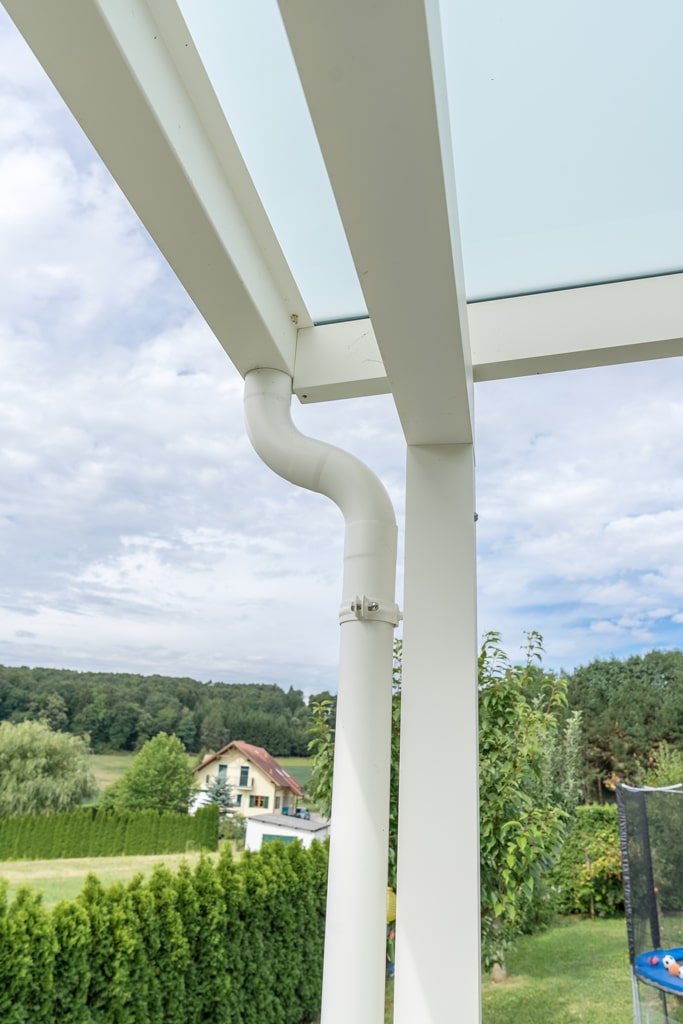Terrassendach Alu 87 h | Detailansicht Regenrinne & Regenablauf aus weißem Aluminium | Svoboda