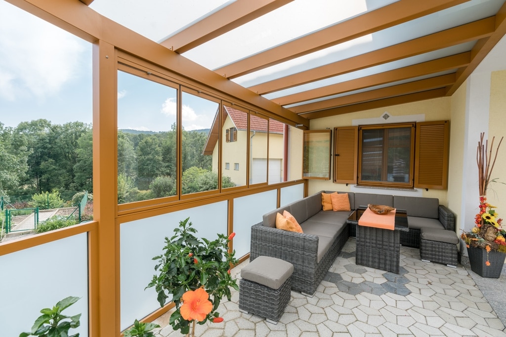 Terrassendach Alu 90 b | ockerbraun mit Winschutzverglasung zum Öffnen & Fixverglasung | Svoboda
