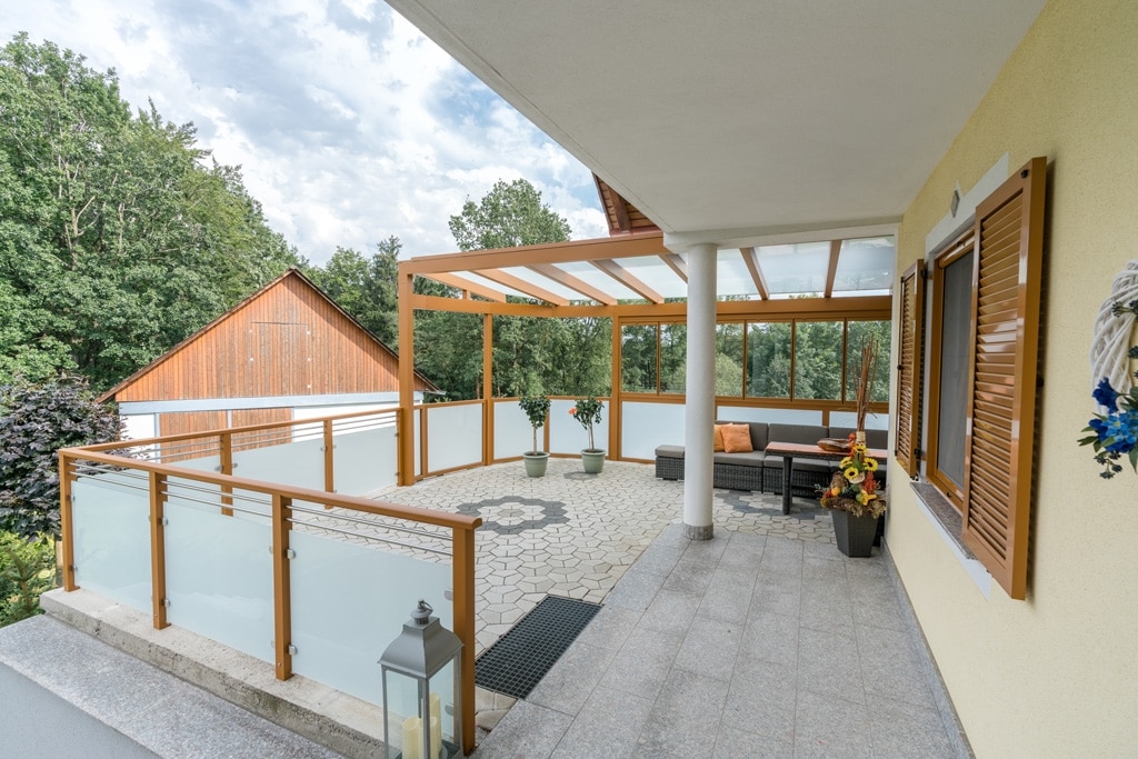 Terrassendach Alu 90 d | braune Alu-Glas-Überdachung & -Geländer mit Verglasung zum Öffnen | Svoboda