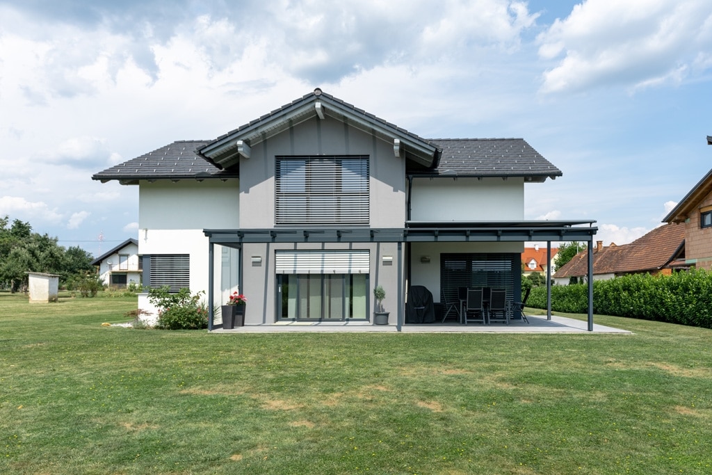 Terrassendach Alu 93 c | Aluminiumüberdachung auf Terrasse, Einfamilienhaus Neubau modern | Svoboda