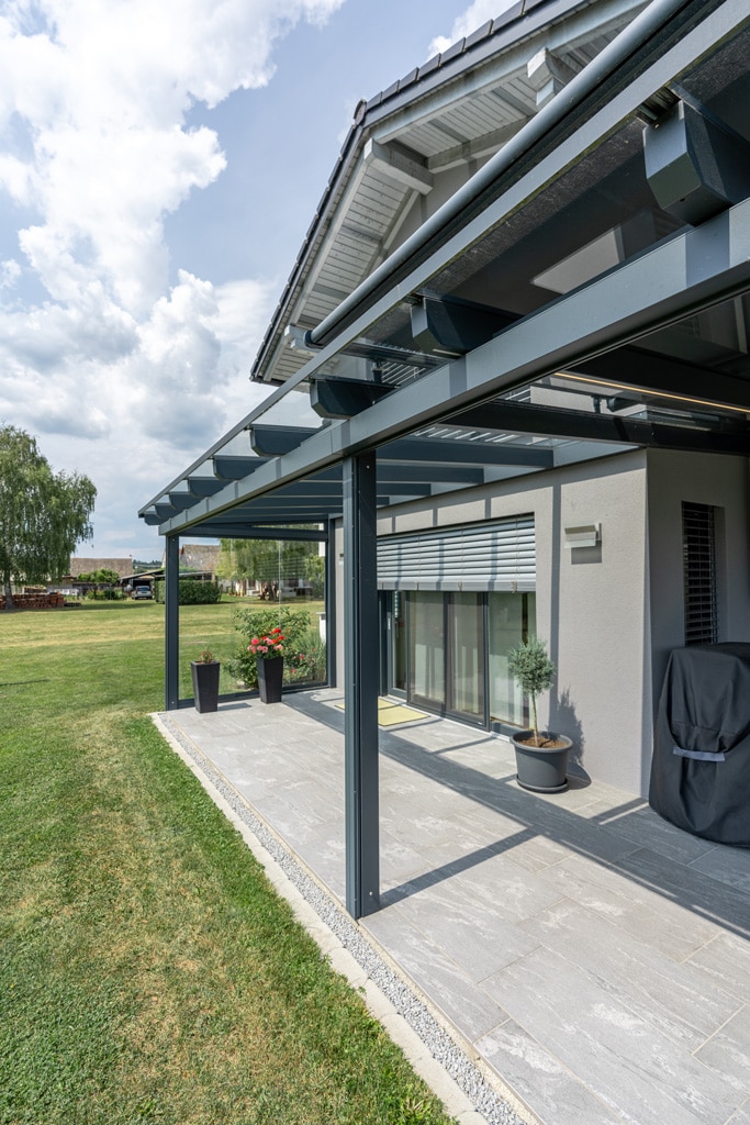 Terrassendach Alu 93 g | moderne Überdachung aus Aluminium Anthrazit-Grau und Glas klar | Svoboda