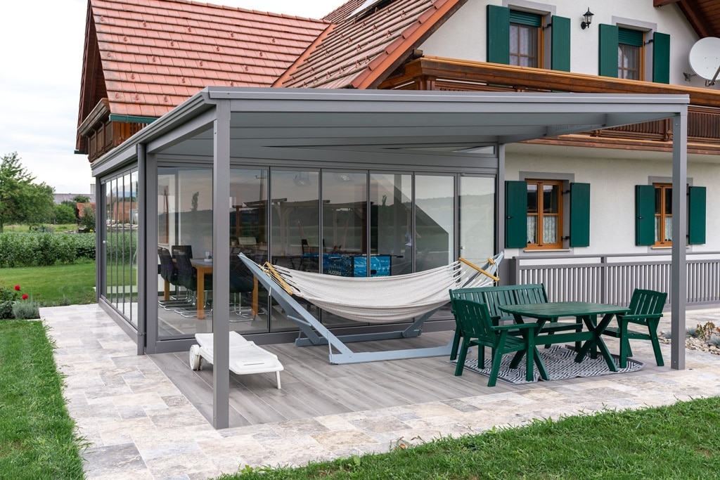 Terrassendach Alu 94 b | mit Aluminium-Sommergarten kombiniert, grau, bei Einfamilienhaus | Svoboda
