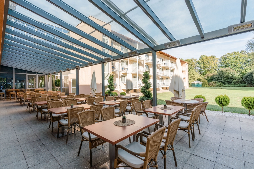 Terrassendach Alu 95 a | Aluminiumüberdachung mit Glaseindeckung & Heizstrahlern bei Hotel | Svoboda