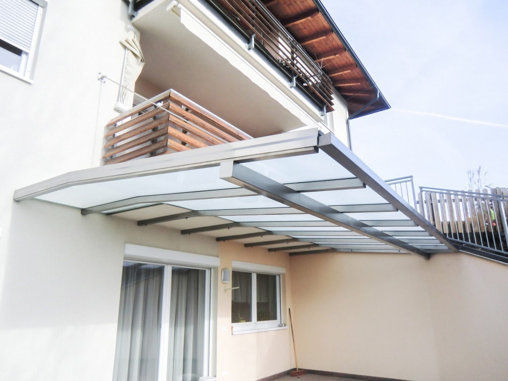 Terrassendach Niro 02 a | ohne Steher an Balkonbodenplatte befestigt, Edelstahl-Mattglas | Svoboda