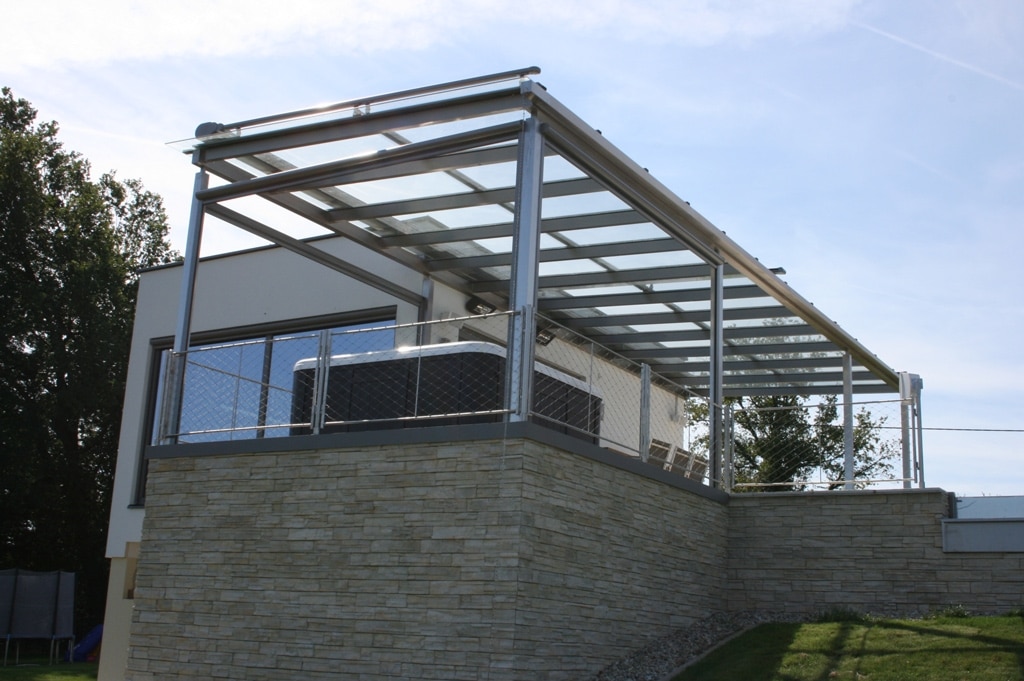 Terrassendach Niro 05 b | Edelstahl-Terrassenüberdachung an Poolhaus angebaut, klarglas | Svoboda