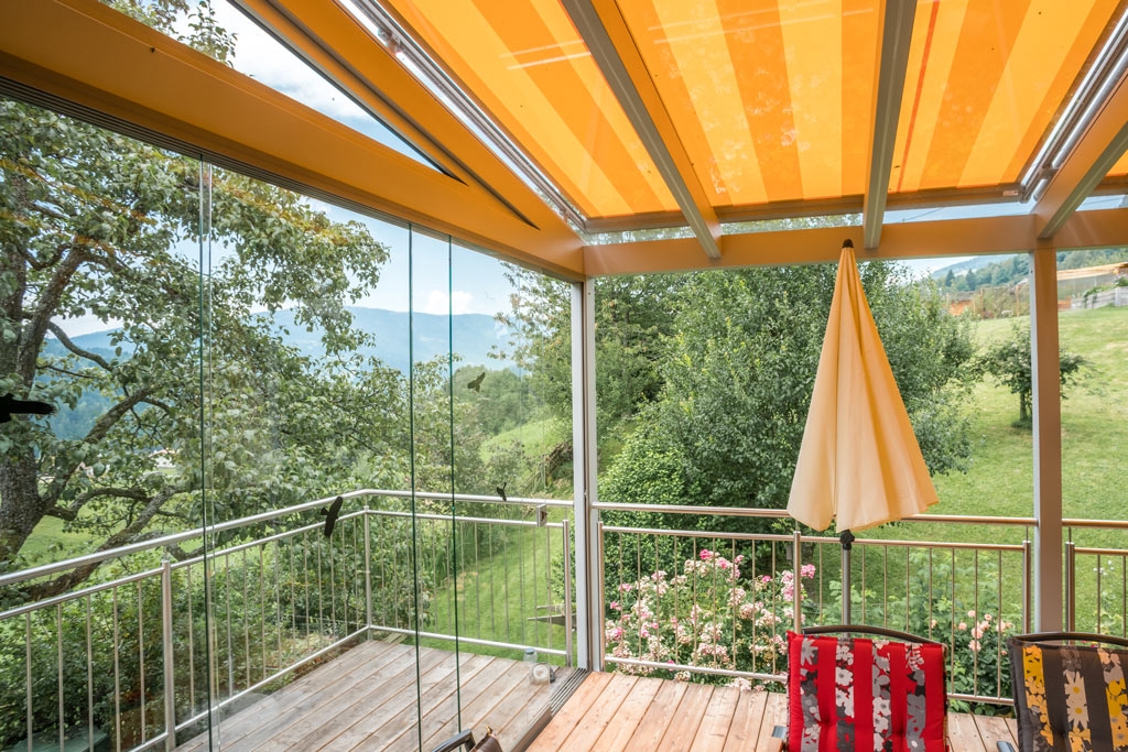 TM 10 c | Unteransicht gelb-orange Terrassenbeschattung auf Alu-Glas-Dach montiert | Svoboda