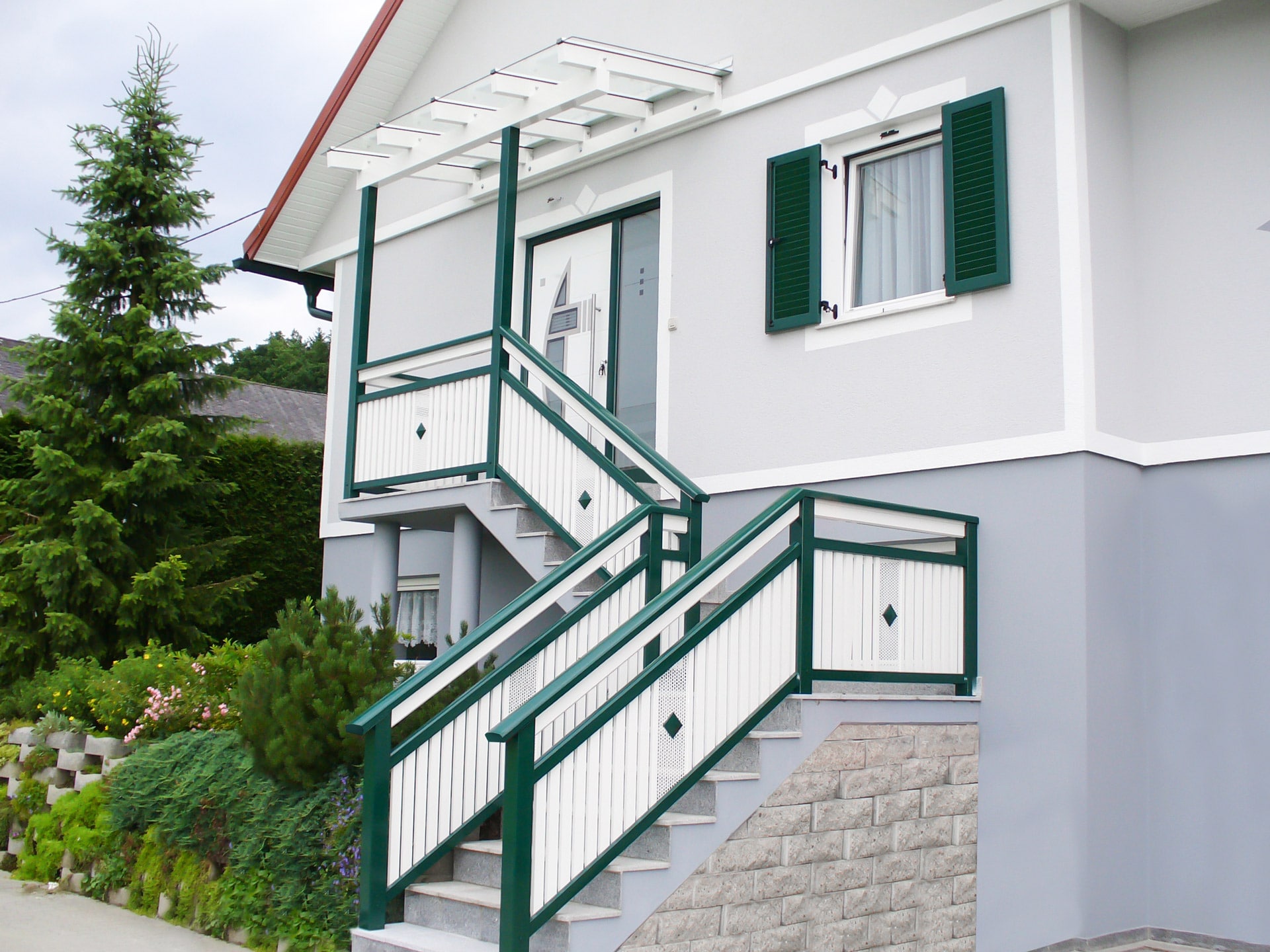 Vordach Alu 03 | weiß-grünes Aluminium-Klarglas-Vordach, Stiegenaufgang mit Alu-Geländer | Svoboda