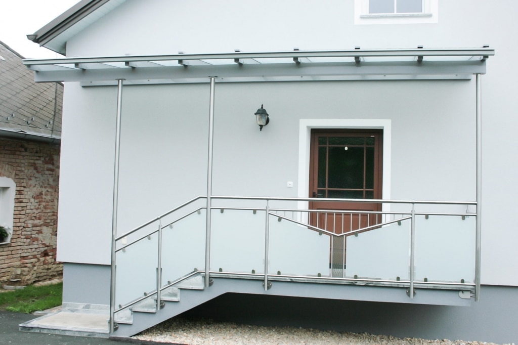 Vordach Alu 09 a | Aludach bei Eingangsstiege & Nirosteher, Niro-Glas-Geländer integriert | Svoboda