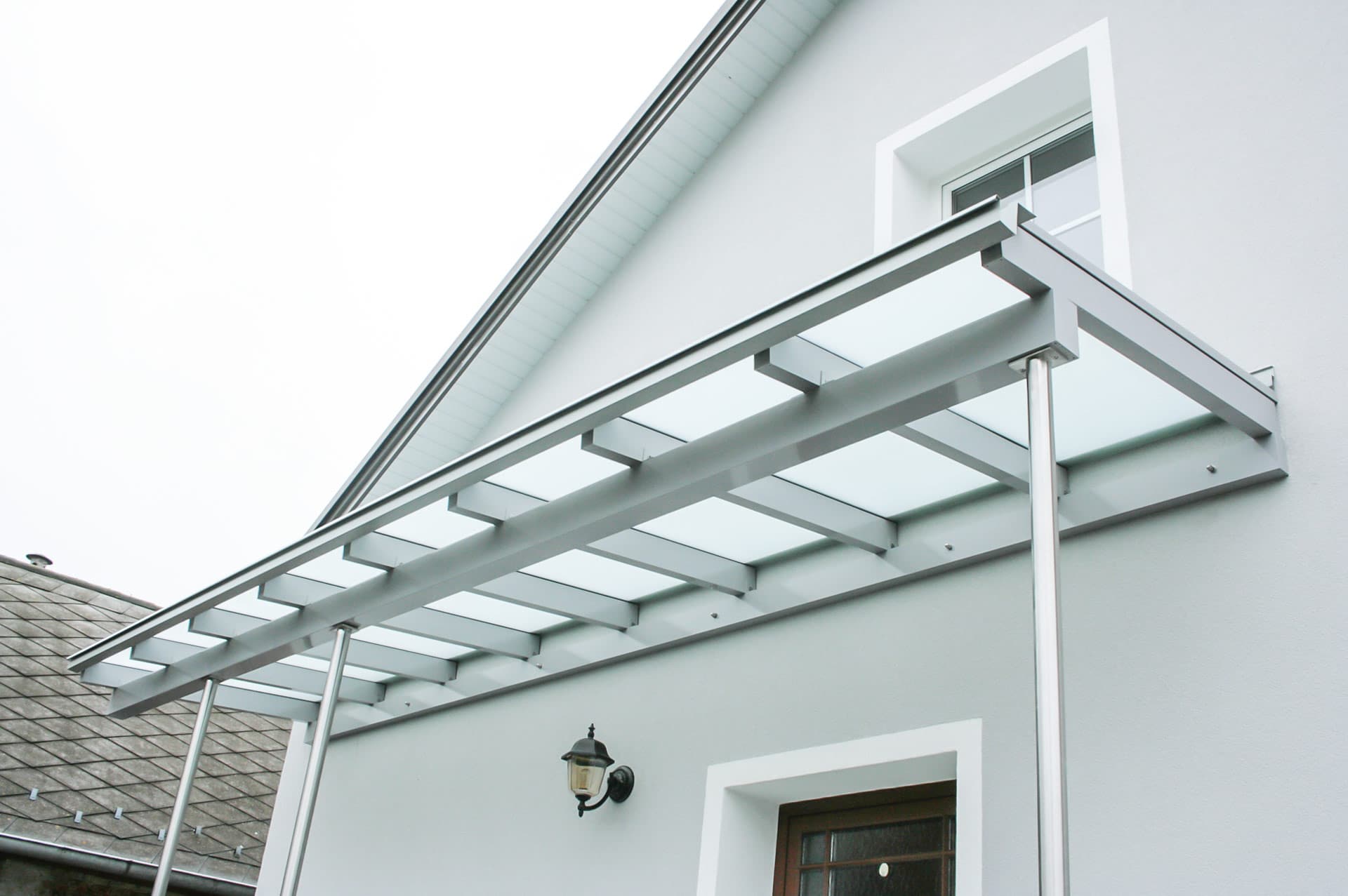 Vordach Alu 09 b | Alu-Glas-Dach grau, Edelstahl-Steher, Sparren auf Querbalken aufgelegt | Svoboda