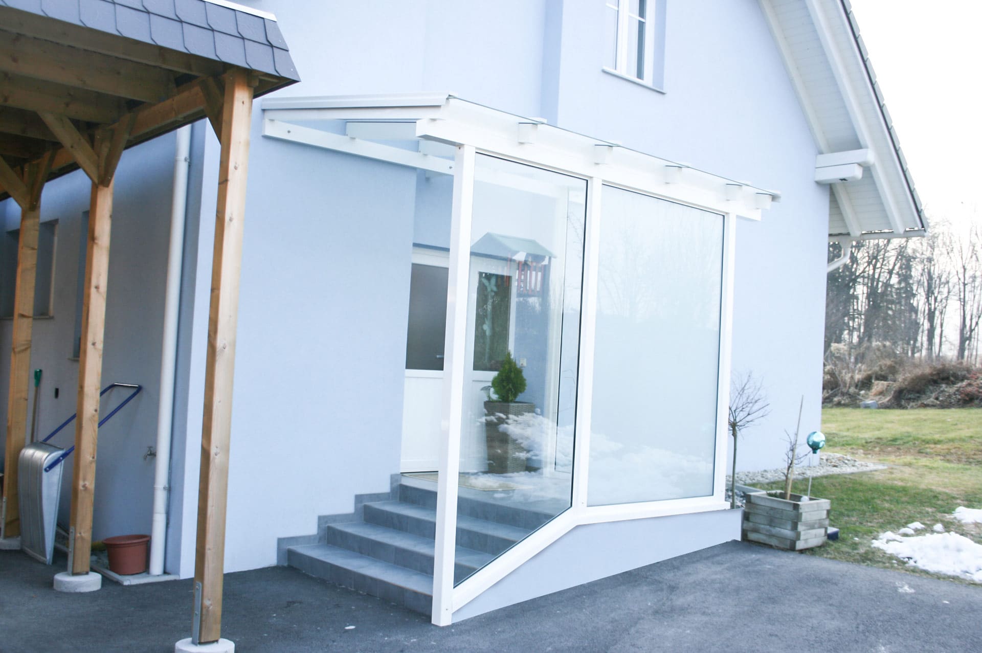 Vordach Alu 12 b | weiße Aluminium-Überdachung bei Haustür mit Klarglas Windfang | Svoboda