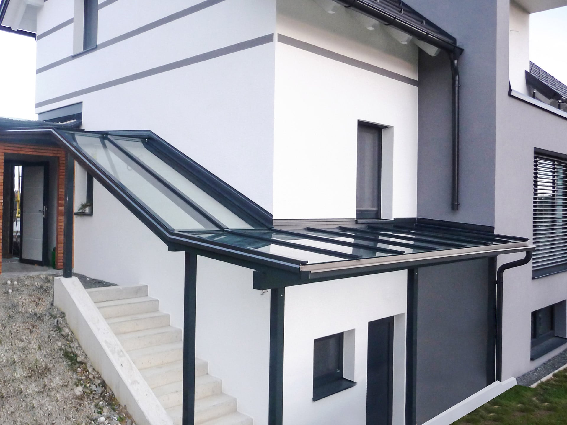 Vordach Alu 19 | Aluminium-Glas-Überdachung bei Kellerabgang in Anthrazitgrau mit Klarglas | Svoboda