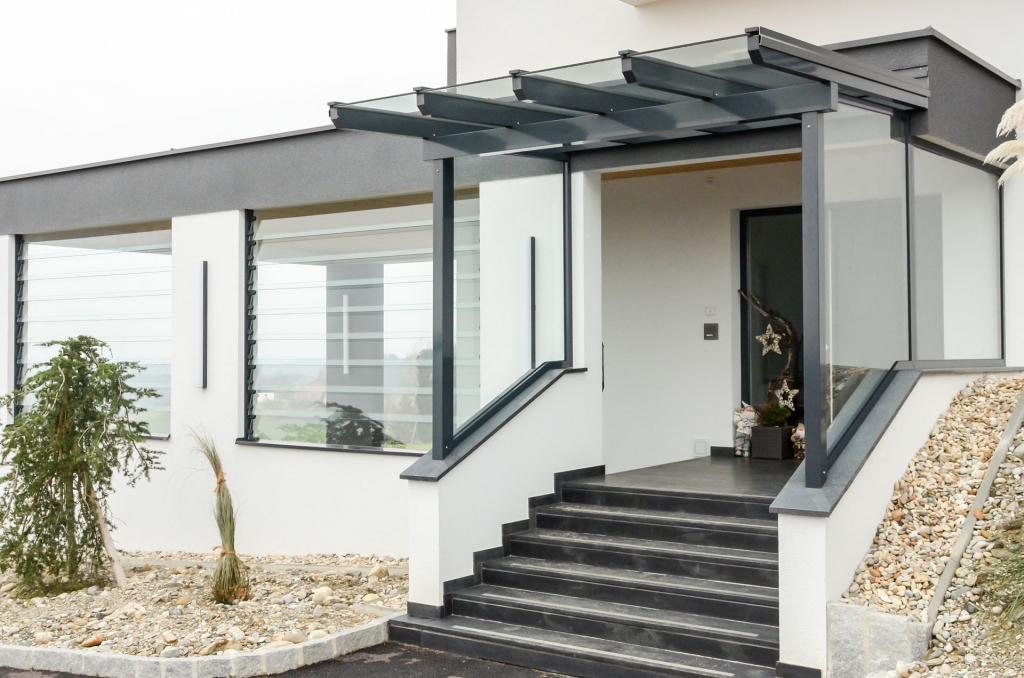 Vordach Alu 36 a | Aluminium-Eingangsdach grau bei Stiege, Windschutz-Fixverglasung seitig | Svoboda