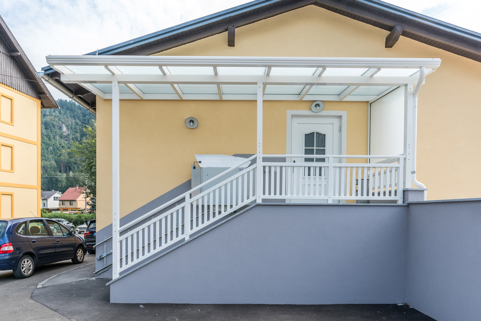 Vordach Alu 38 a | weiße Aluminium-Glas-Überdachung draußen bei Eingangsstiege + Geländer | Svoboda