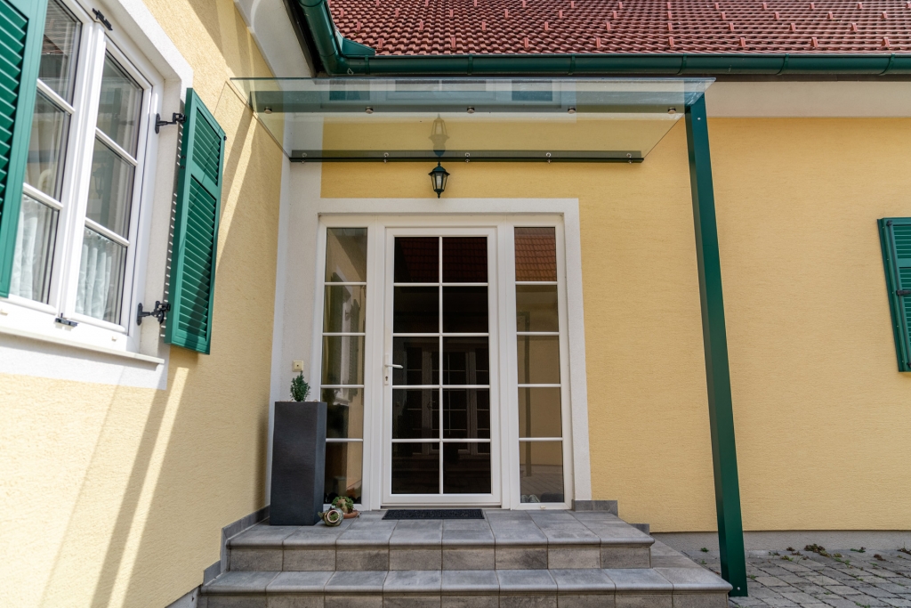 Vordach Alu 44 b | modernes Metall-Eingangsdach, mossgrün beschichtet mit Klarglas | Svoboda