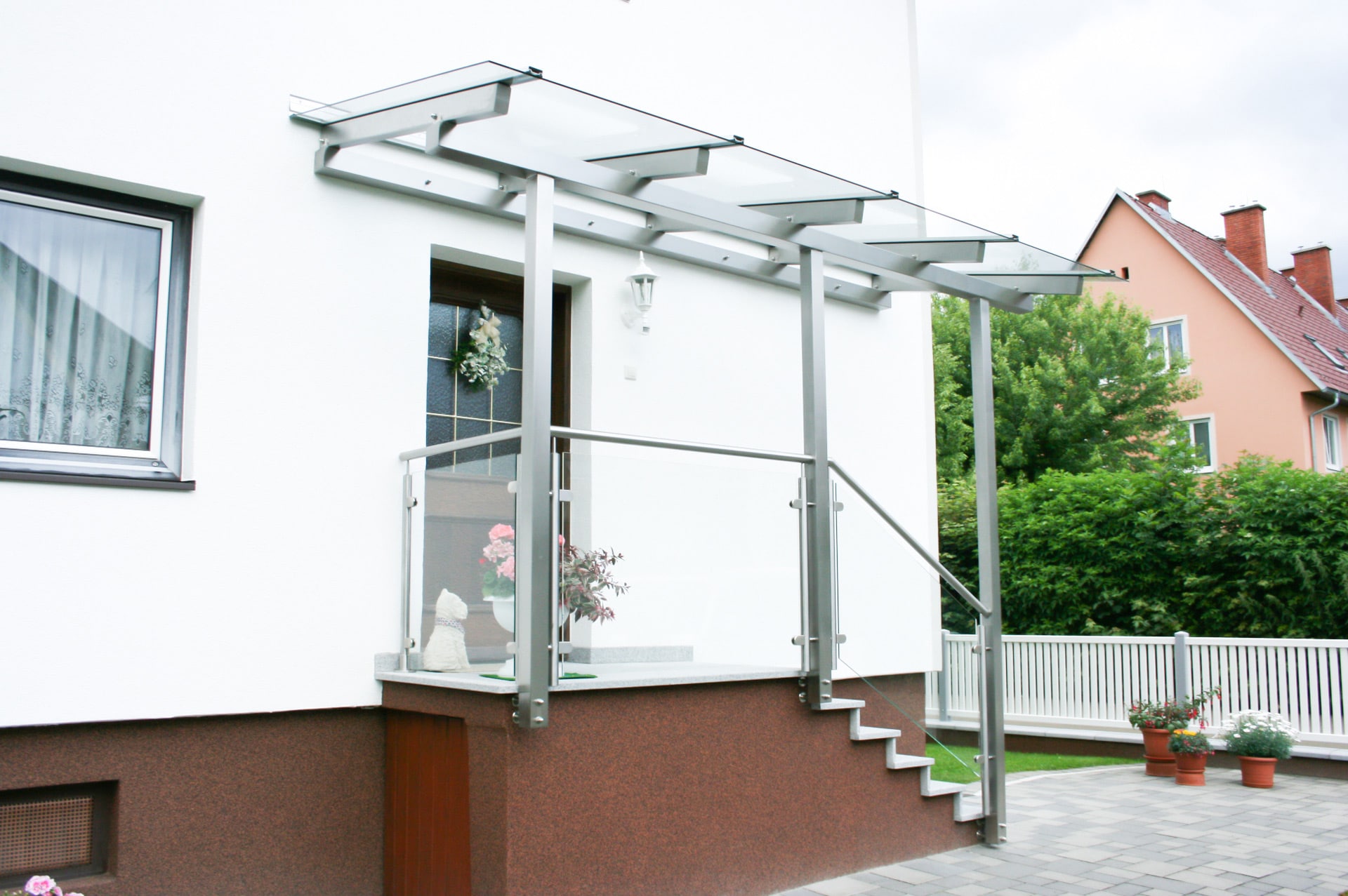 Vordach Niro 15 b | Eingangsüberdachung aus Edelstahl mit Niro-Glas-Geländer, Klarglas | Svoboda