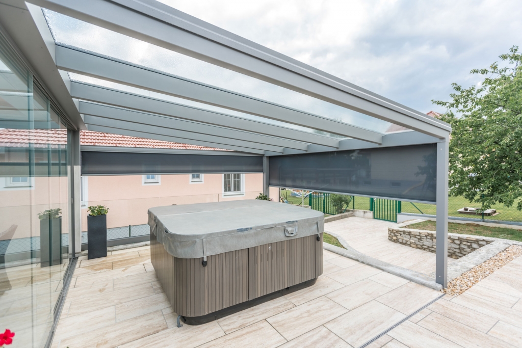 Z 06 b | Graue vertikale Markise bei Alu-Whrilpool-Dach als Sichtschutz & Sonnenschutz | Svoboda